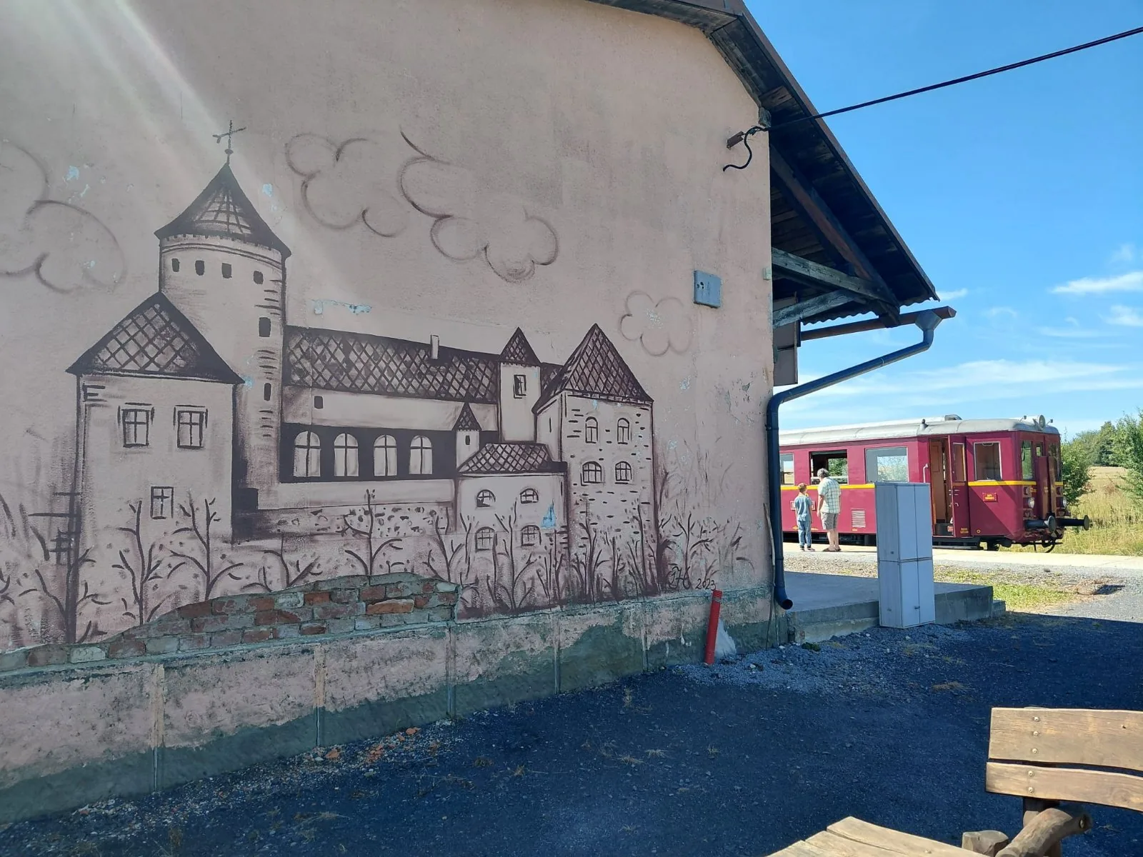 Právě se dobyvatelé v Předhrádí vylodili a pokračovali autobusovým korábem dobýt hrad
