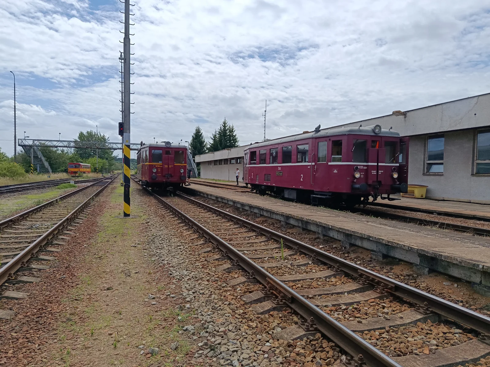 v Hněvčevsi M152 do Smiřic čeká na přestup od křižujících Hurvínků