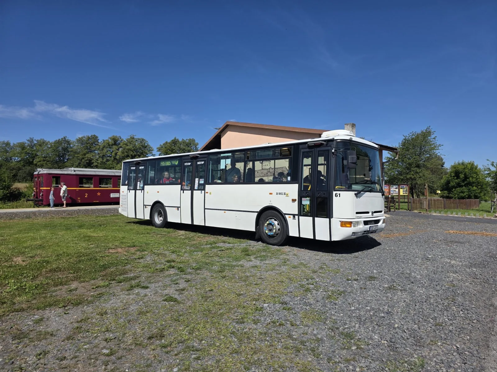 Právě se dobyvatelé v Předhrádí vylodili a pokračovali autobusovým korábem dobýt hrad